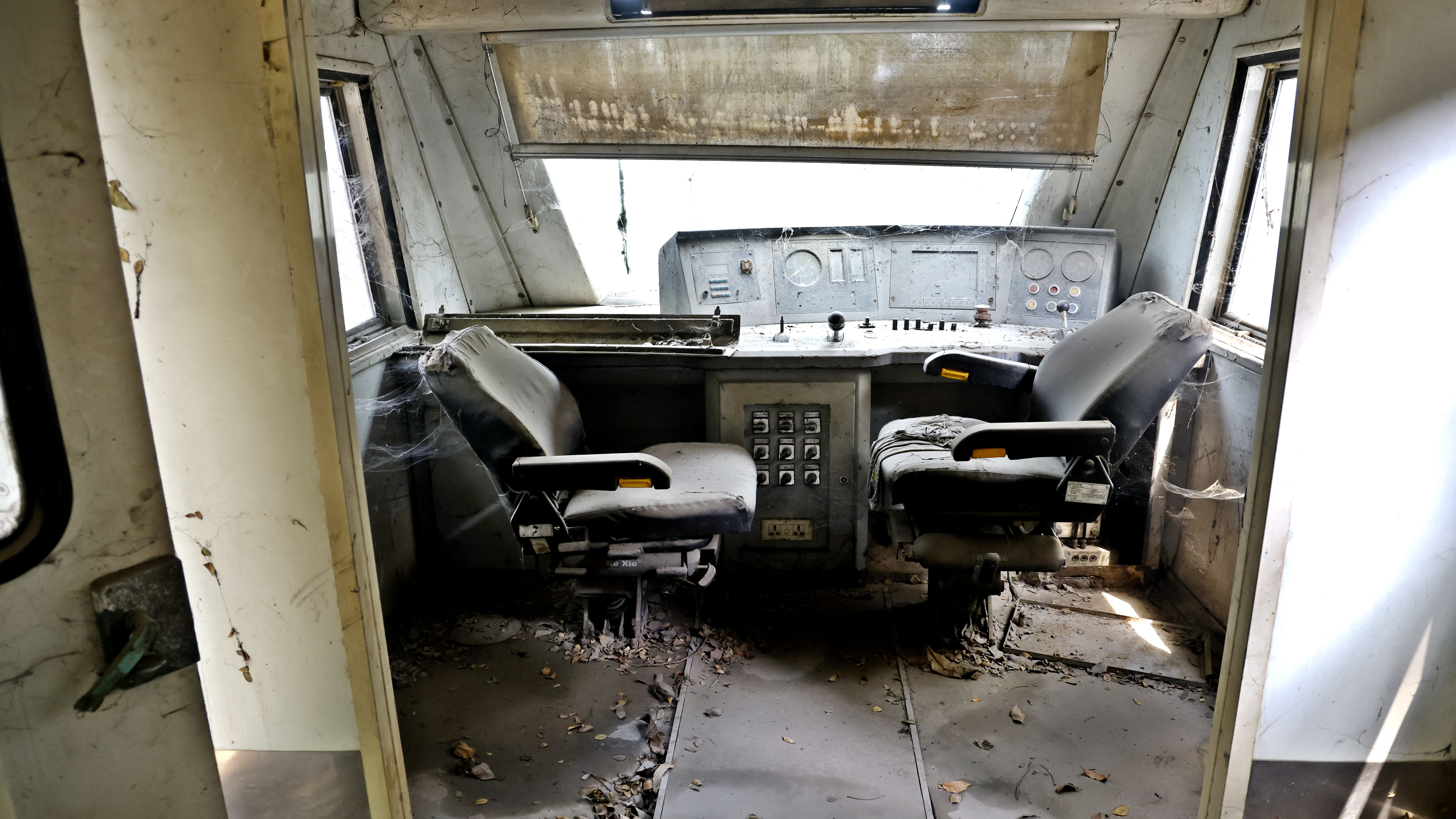 চালকের রুমের অনেক যন্ত্রাংশই আর আগের মতো নেই