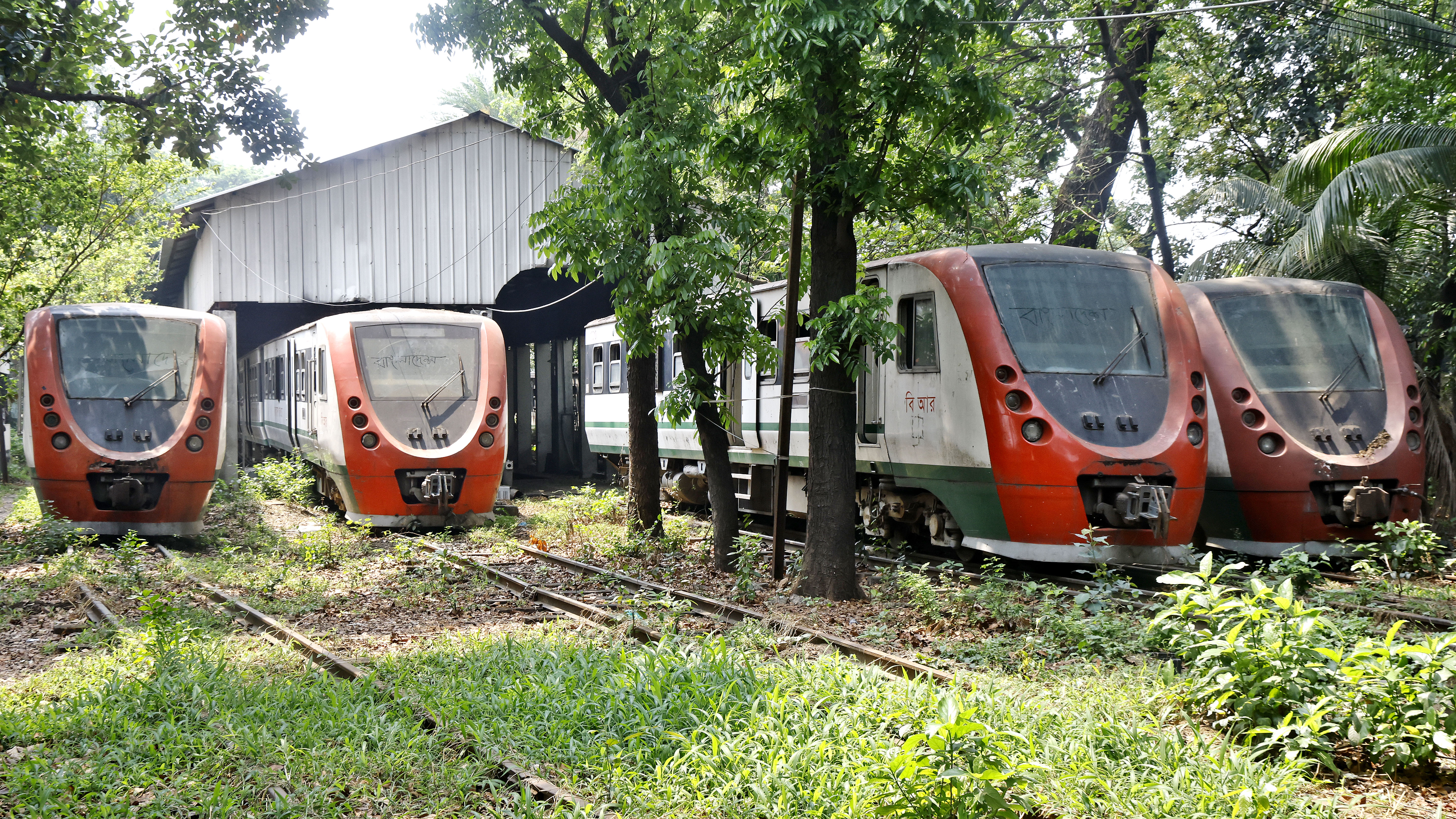 ওয়ার্কশপের পেছনে পরিত্যক্ত জায়গায় অবহেলায় পড়ে আছে ডেমু ট্রেন