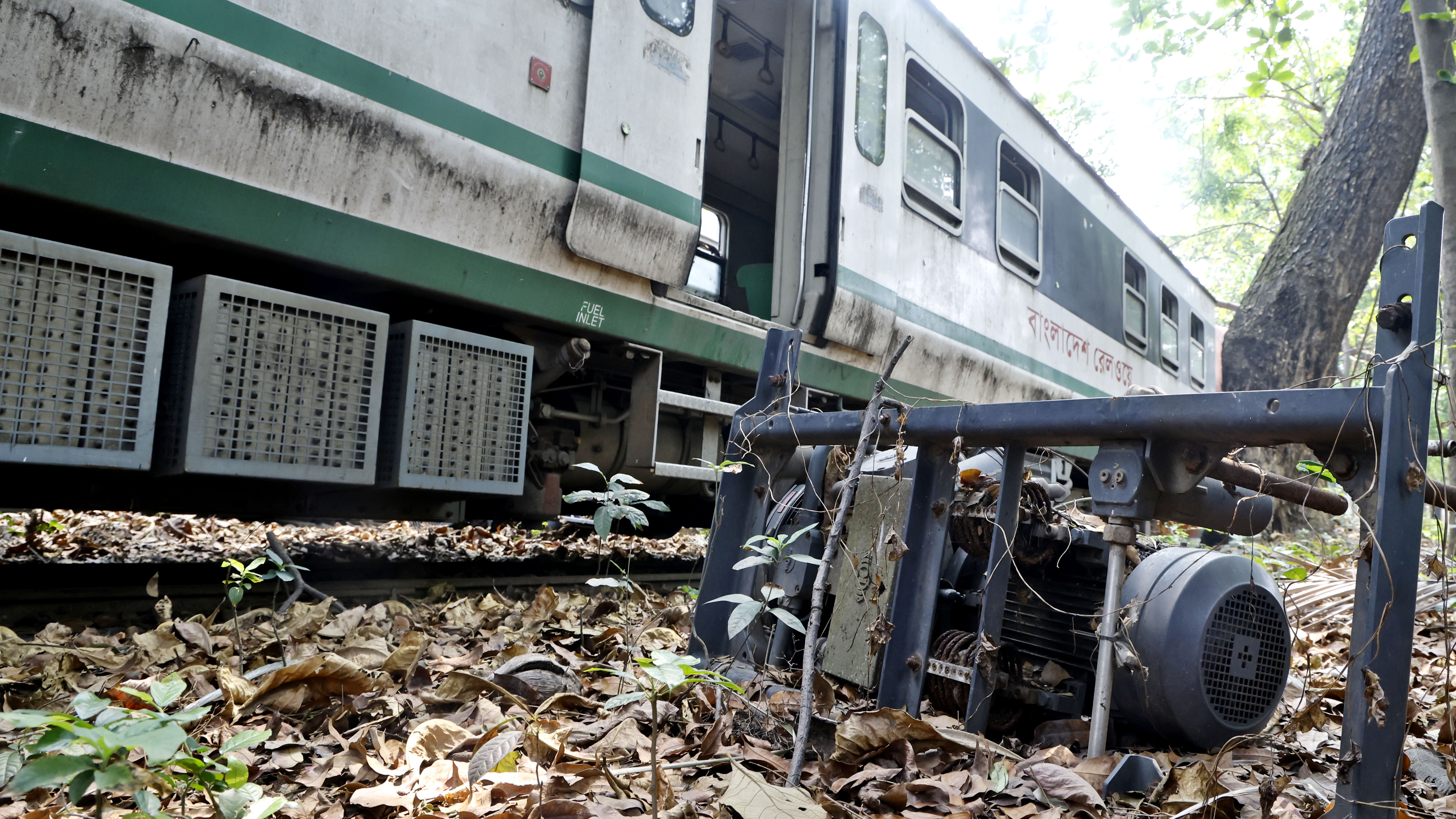 গাছের নিচে পড়ে আছে ট্রেনের ইঞ্জিনের অংশ