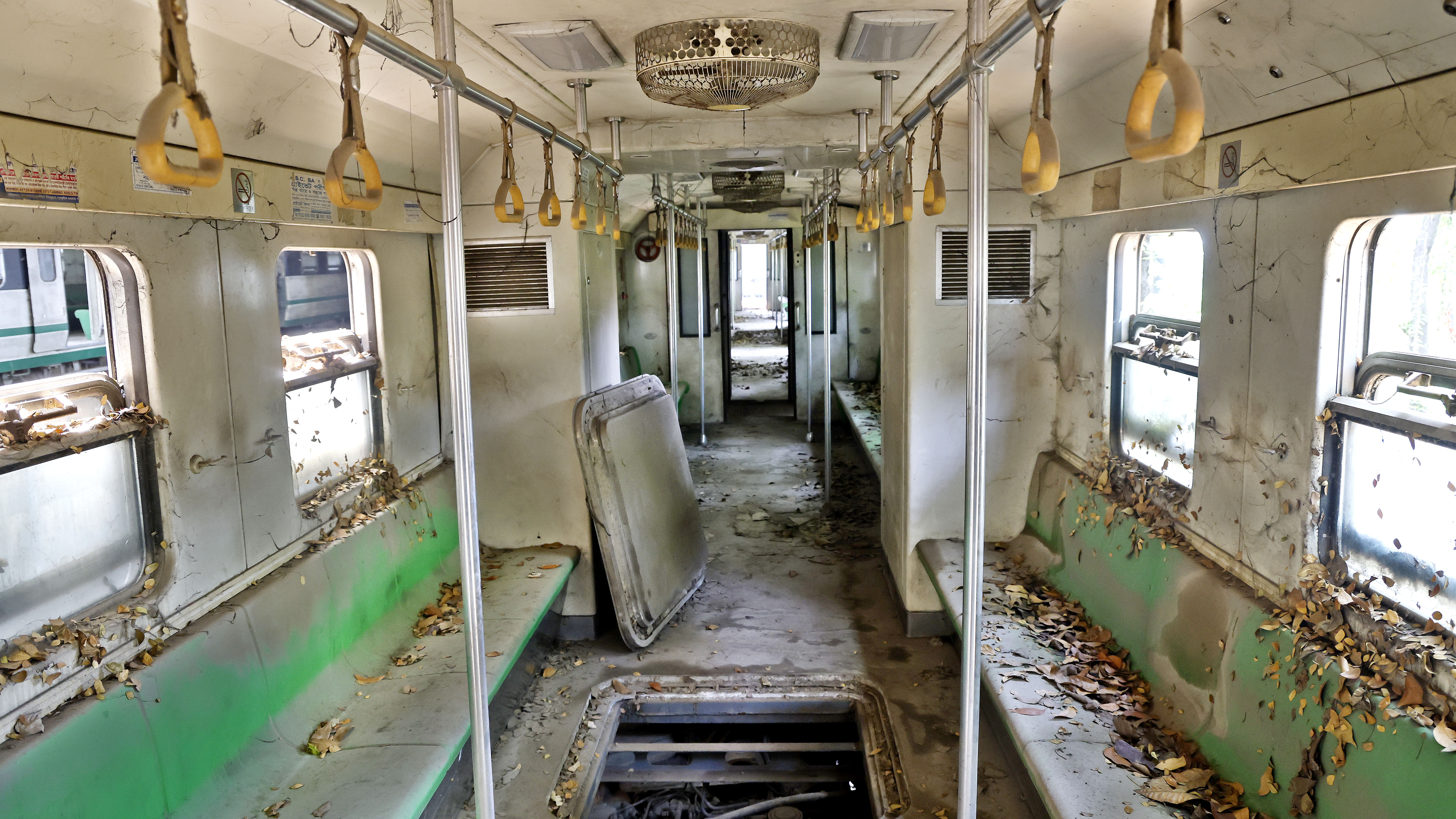 ট্রেনের কামরা পরিণত হয়েছে ময়লার ভাগাড়ে। খুলে নিয়ে যাওয়া হয়েছে বিভিন্ন সরঞ্জাম