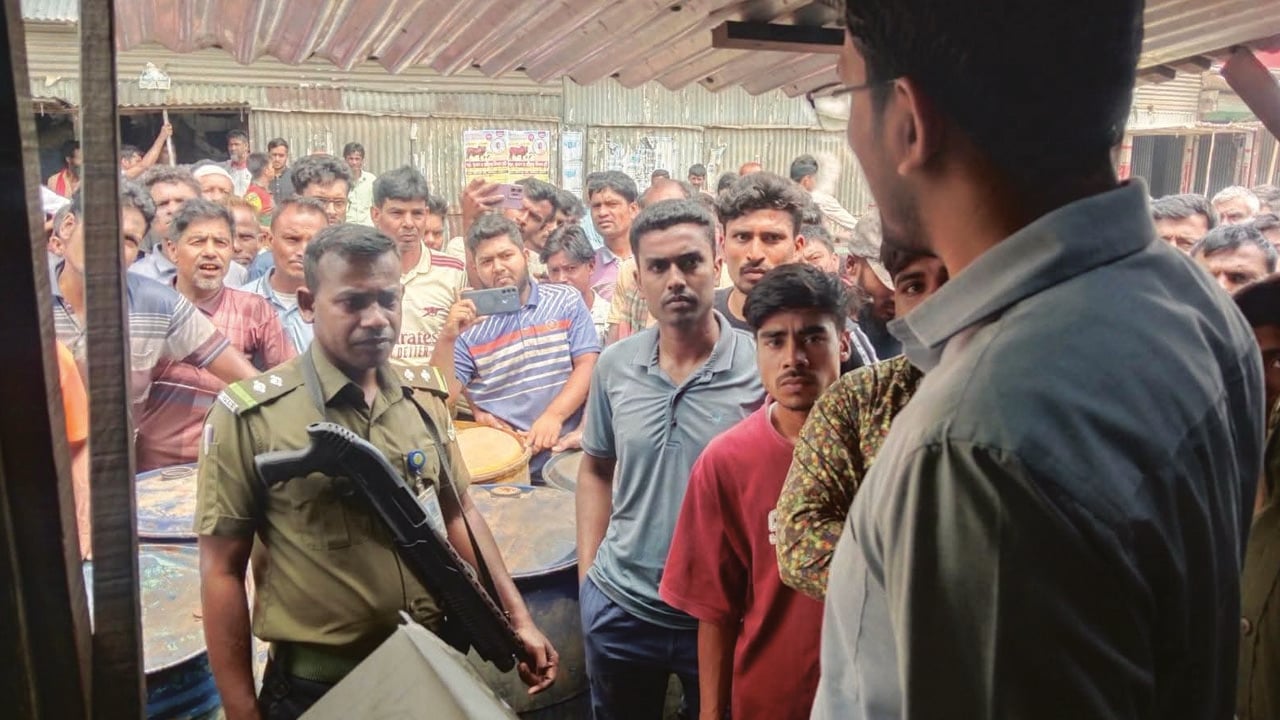 দেওয়ানগঞ্জে অতিরিক্ত মূল্যে তেল বিক্রি করায় জরিমানা