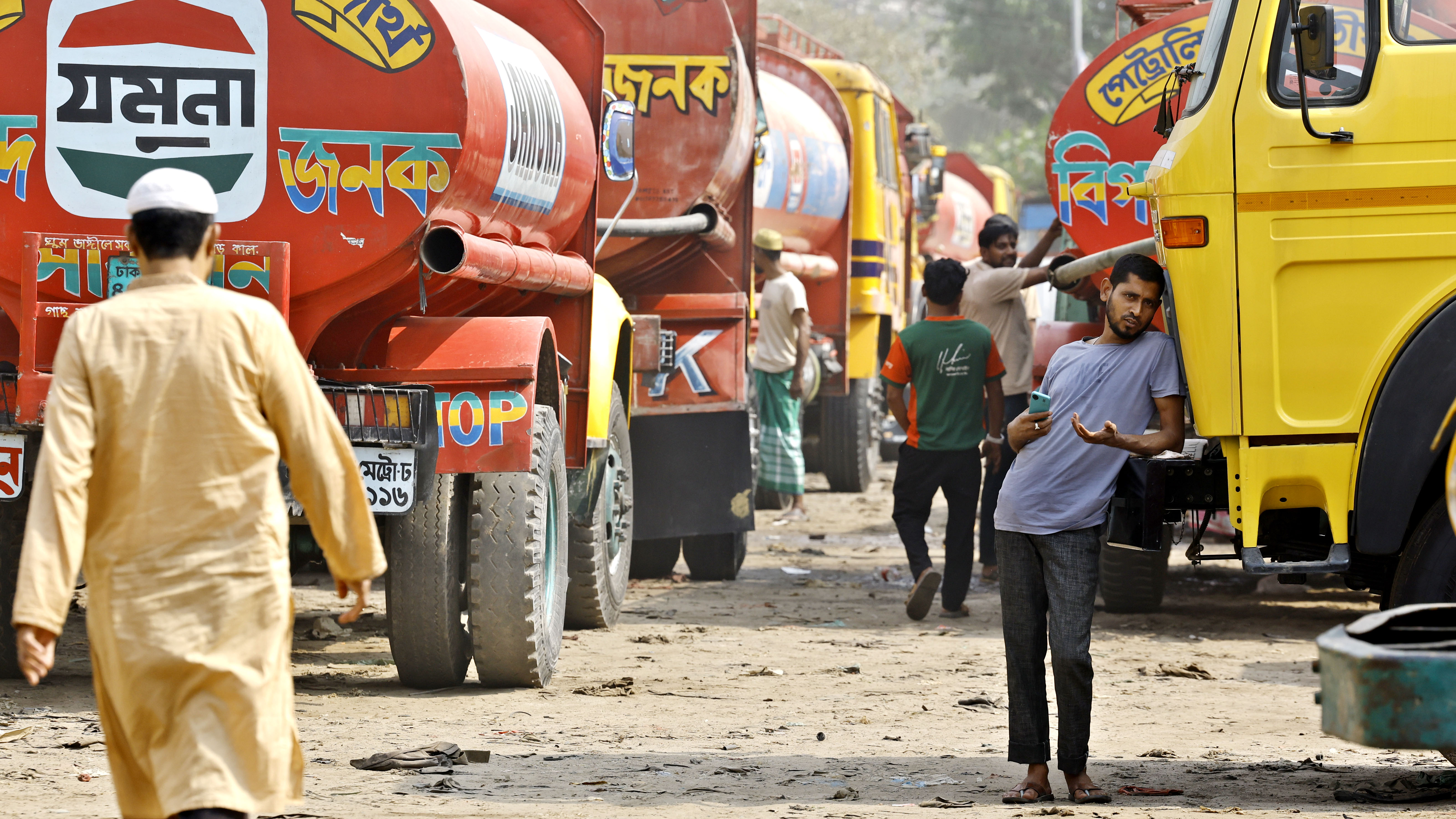 সংকটেও জমজমাট চোরাই তেলের ব্যবসা
