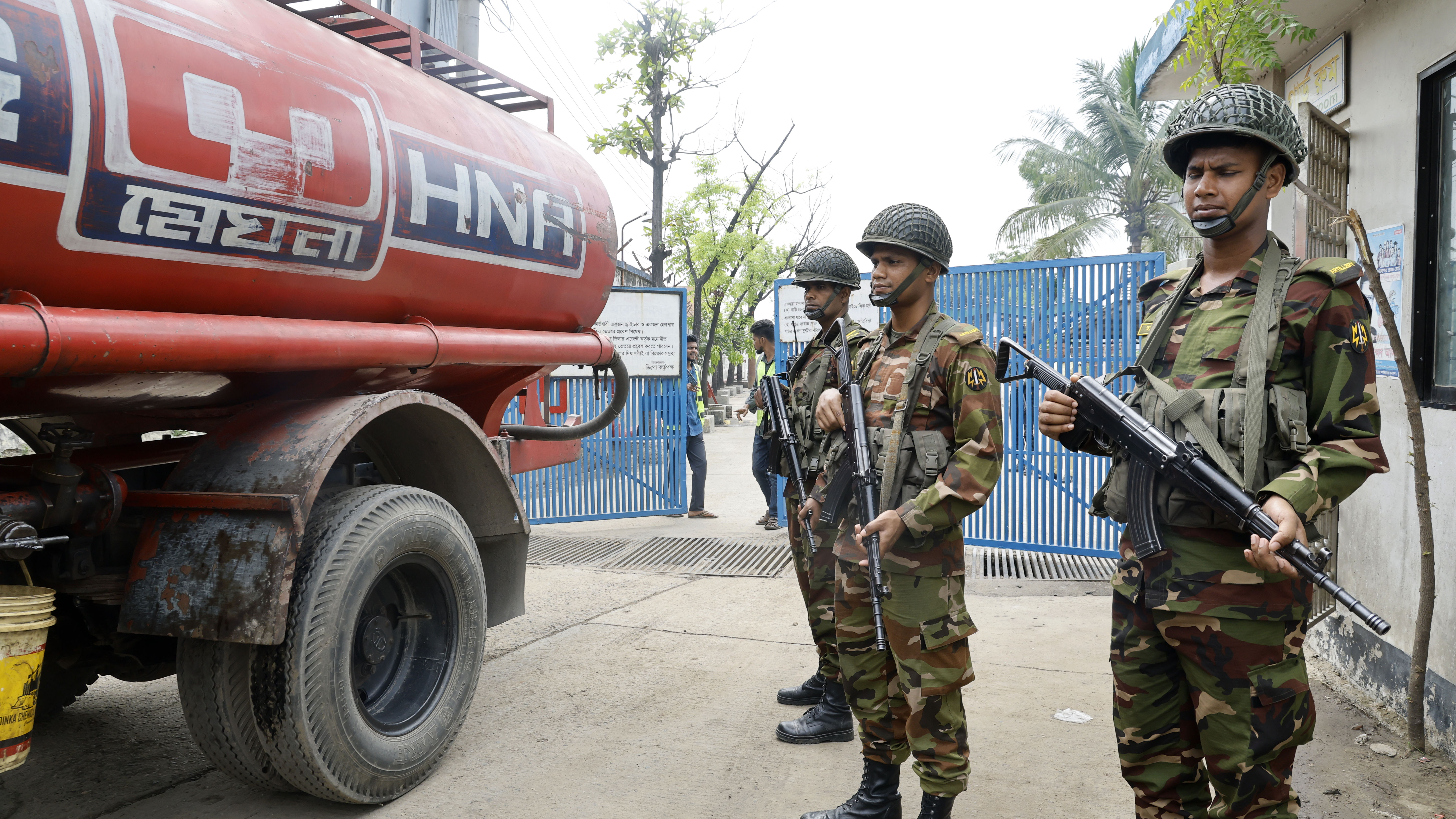 জ্বালানি তেলের নিরবচ্ছিন্ন সরবারাহ নিশ্চিত করতে ডিপোগুলোতে মোতায়েন করা হয়েছে সেনাবাহিনী