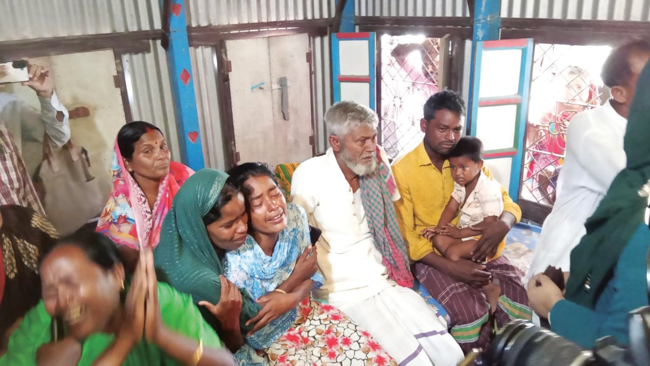 ‘মাইয়াড্যারে দ্যাশে আইন্যা মাটি দিবার চাই’: লেবাননে নিহত দিপালীর বাবা