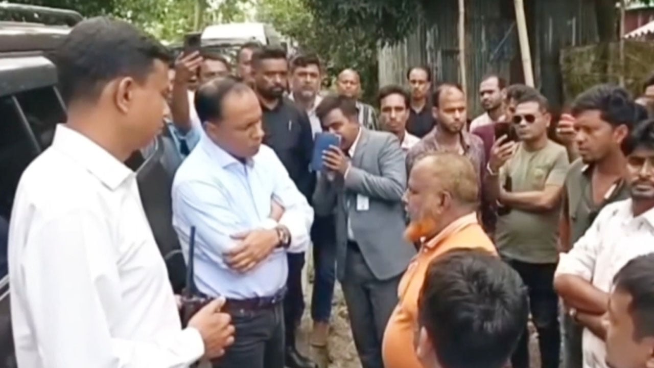 অভ্যর্থনা জানাতে রাস্তায় শিক্ষার্থীরা, ক্ষুব্ধ ডেপুটি স্পিকার