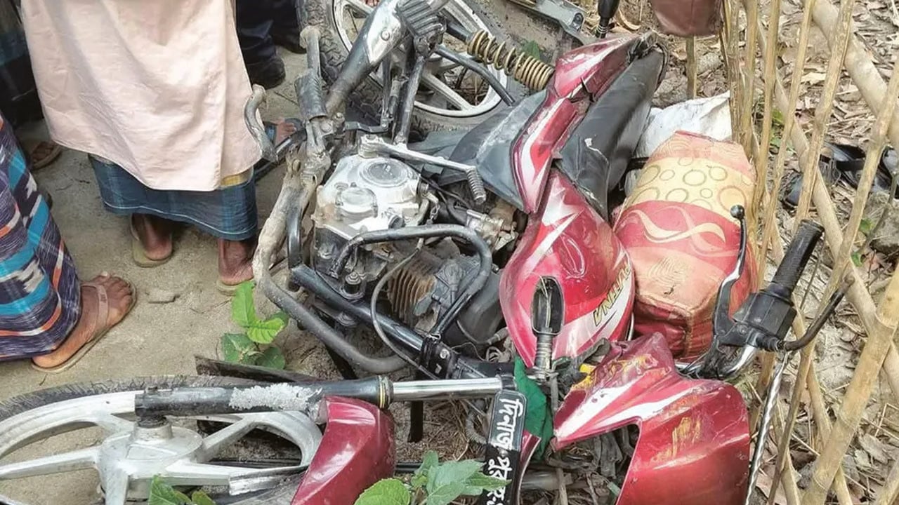 মোটরবাইকে বাড়ি ফেরা: প্রাণ গেলো একই পরিবারের ৩ জনের
