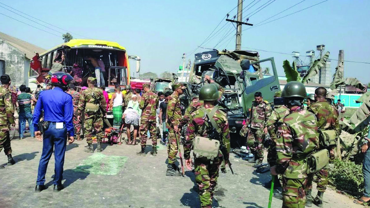 সেনাবাহিনীর ট্রাকের সঙ্গে বাসের সংঘর্ষ, নিহত ৩