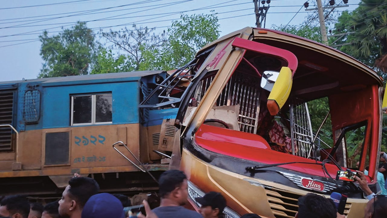কুমিল্লায় বাস-ট্রেন সংঘর্ষ তদন্তে তিন কমিটি