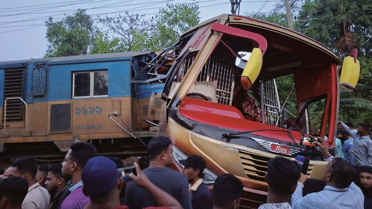 গভীর রাতে বাস-ট্রেন সংঘর্ষ, নিহত ১২