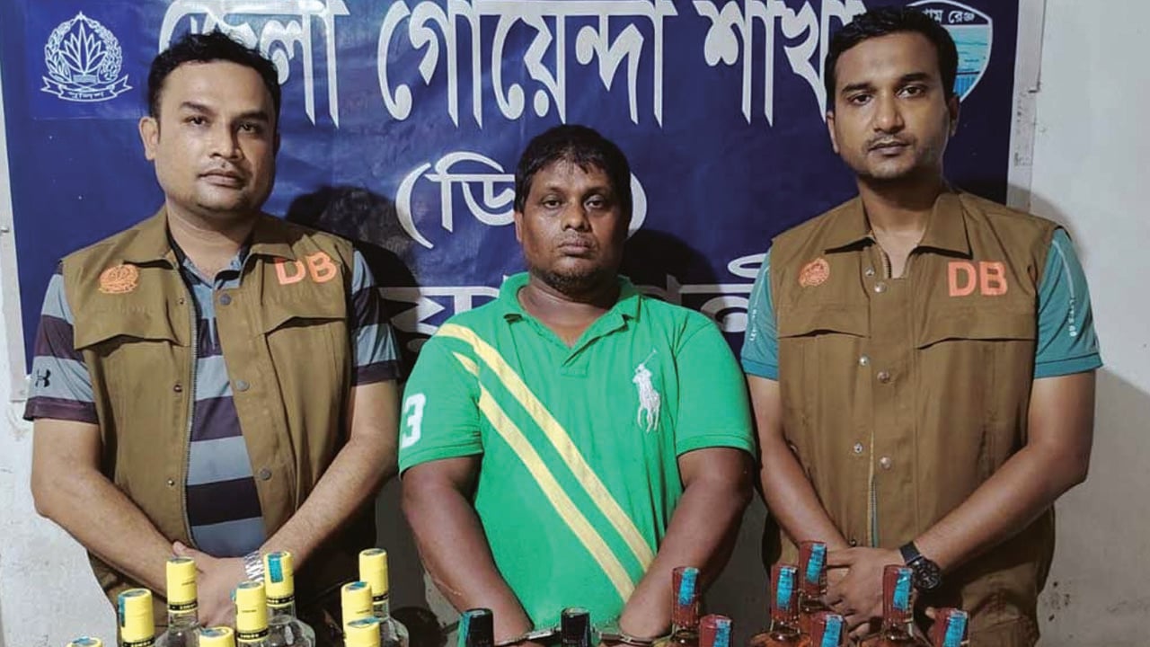 দারোয়ানের কক্ষ থেকে ২০ বোতল মদ উদ্ধার