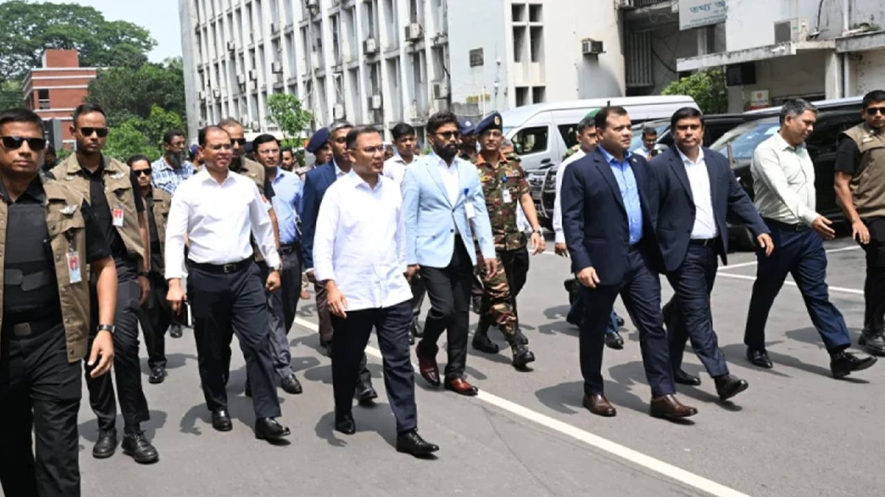 ডিসি সম্মেলনে হেঁটে গেলেন প্রধানমন্ত্রী
