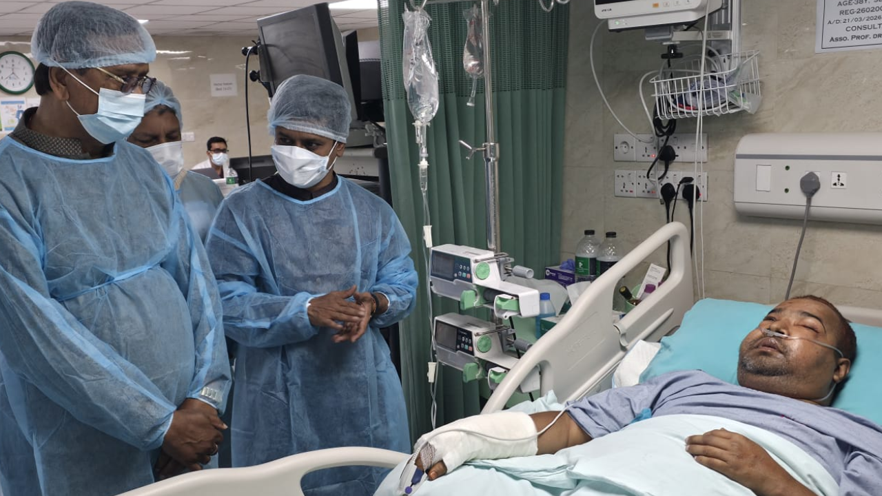 আহত কর্মীর চিকিৎসার দায়িত্ব নিলো সিটি করপোরেশন