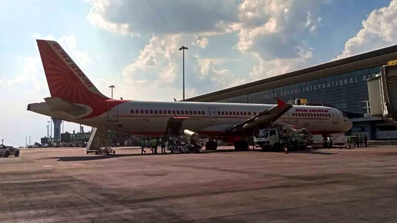 দেশীয় এয়ারলাইনের জন্য বিমানবন্দর চার্জ কমালো ভারত