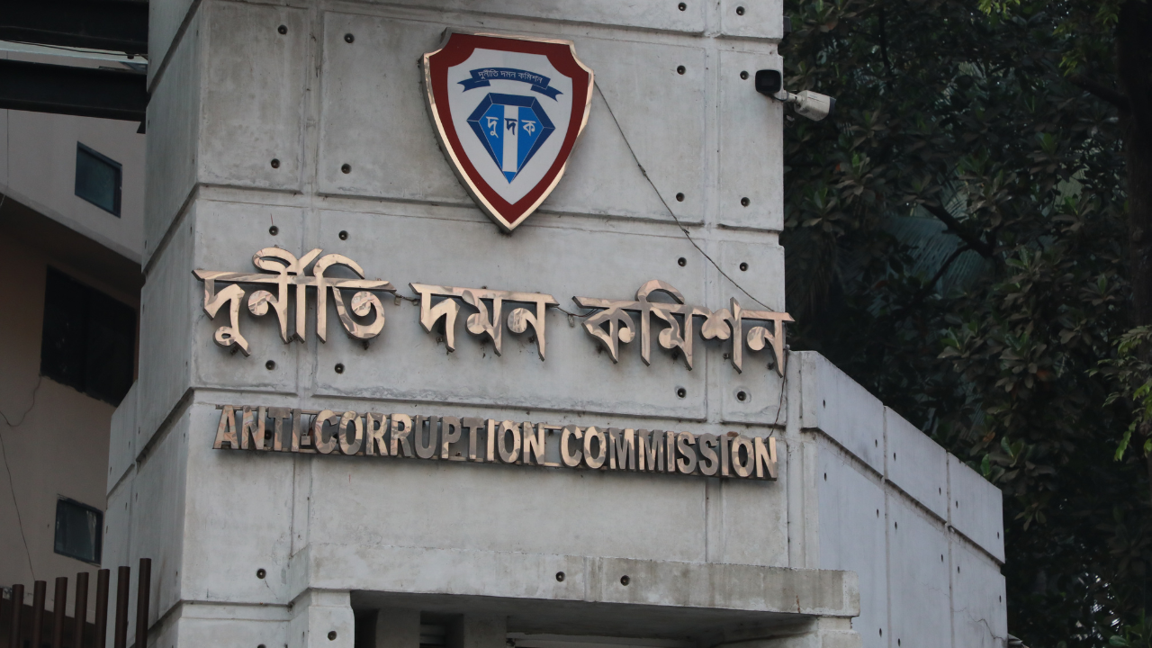 দুদক চেয়ারম্যান ও দুই কমিশনারের পদত্যাগ