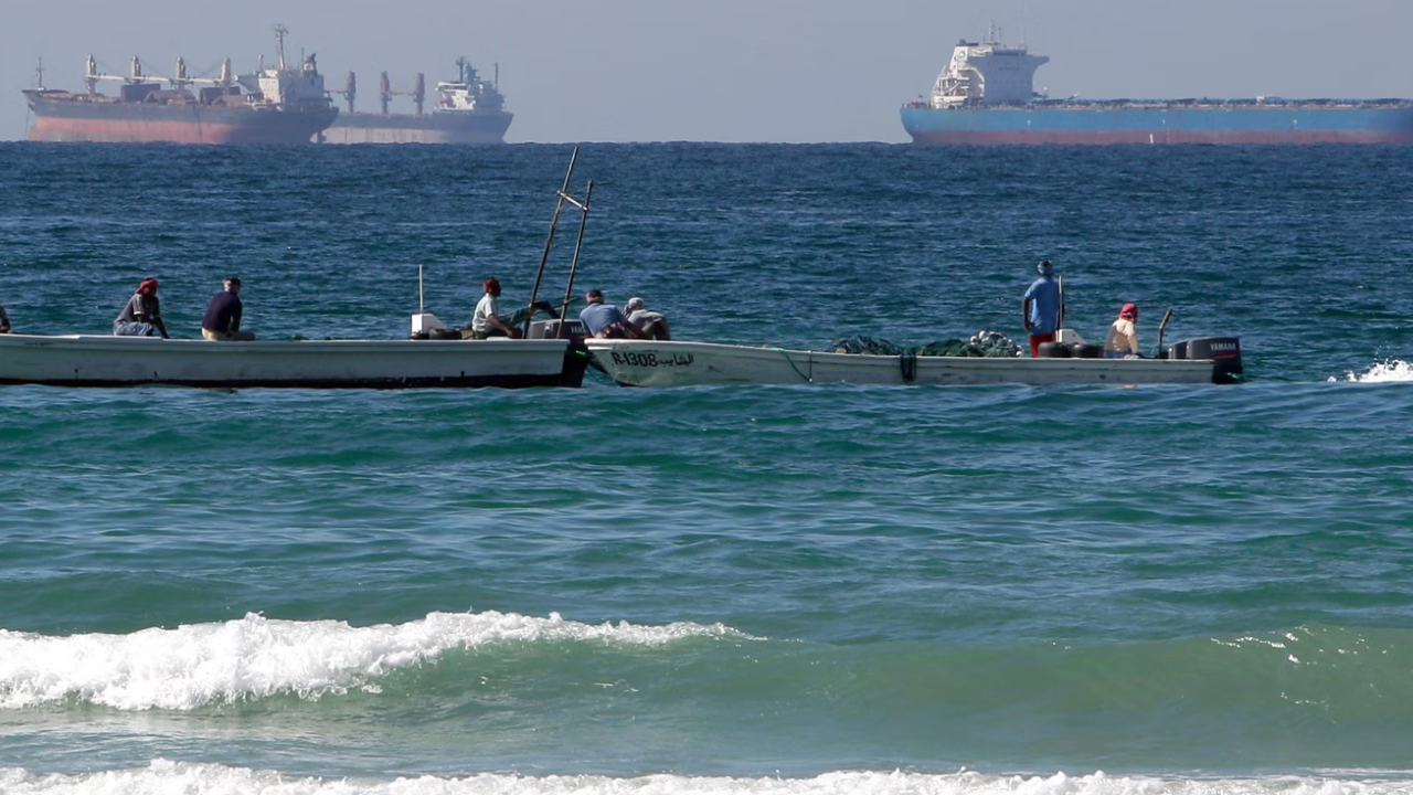 এবার হরমুজ প্রণালি পুরোপুরি বন্ধ করলো ইরান