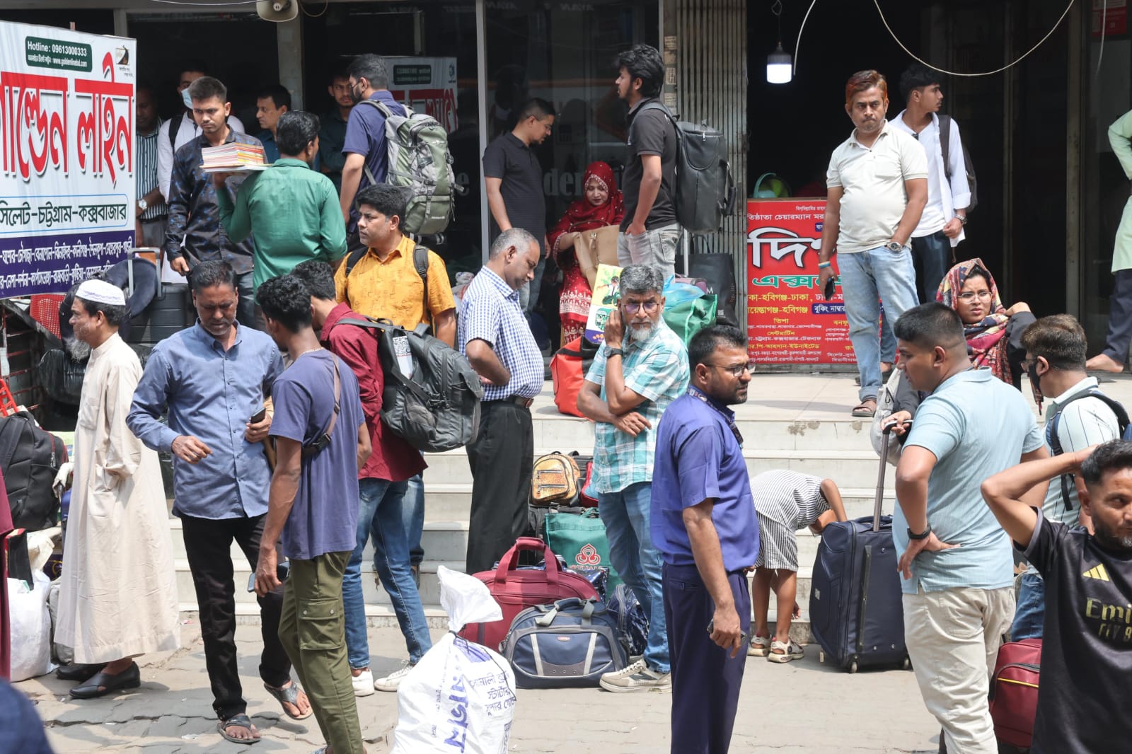 বাসের জন্য অপেক্ষায় যাত্রীরা