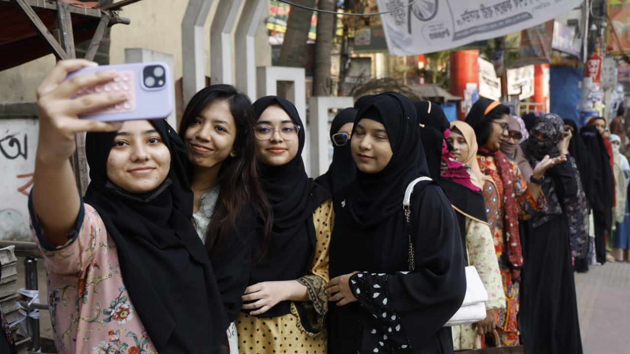 ভোট দিতে কেন্দ্র দীর্ঘ লাইন