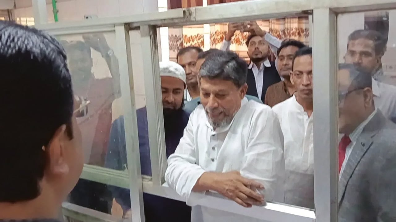 হঠাৎ হাসপাতালে গেলেন এমপি