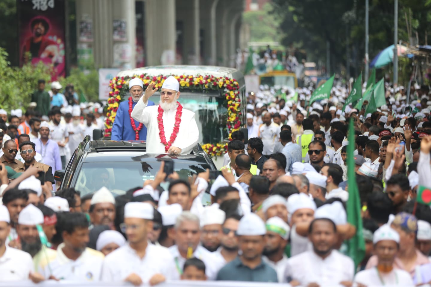 পবিত্র ঈদে মিলাদুন্নবী উপলক্ষ্যে আয়োজিত র্যালিতে অংশগ্রহণ করেছেন শাহ্ সূফী মাওলানা সৈয়দ সাইফুদ্দিন আহমদ আল-হাসানী মাইজভান্ডারী। ছবি: সিজেডএন টোয়েন্টিফোর