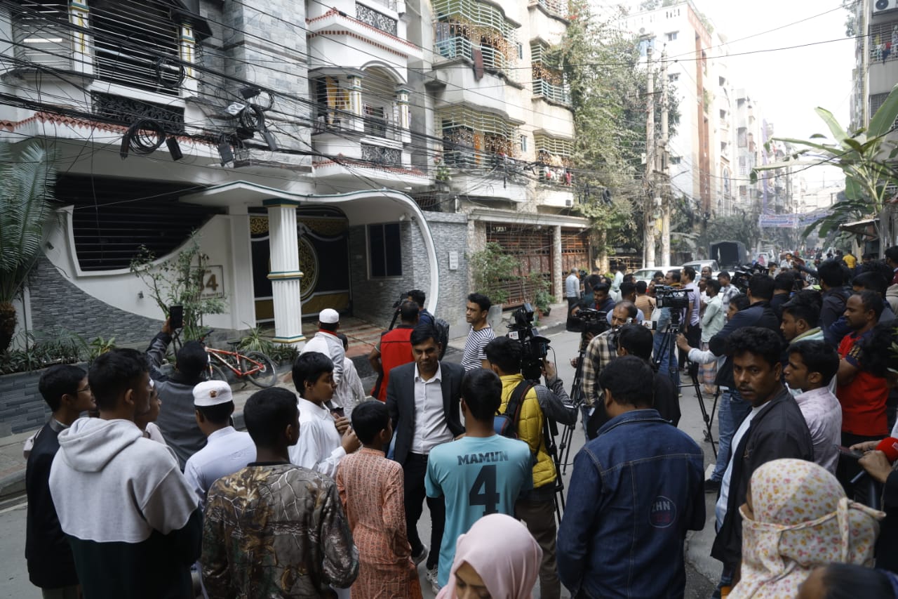 আগুন লাগা ভবনের সামনে সংবাদকর্মী ও উৎসুক জনতার ভিড়।