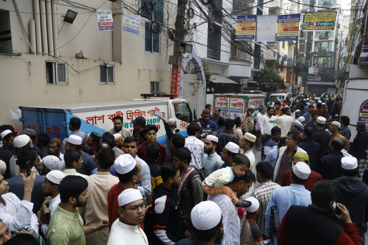 নিহতদের জানাজায় অংশ নিতে জড়ো হয়েছেন মুসল্লীরা।