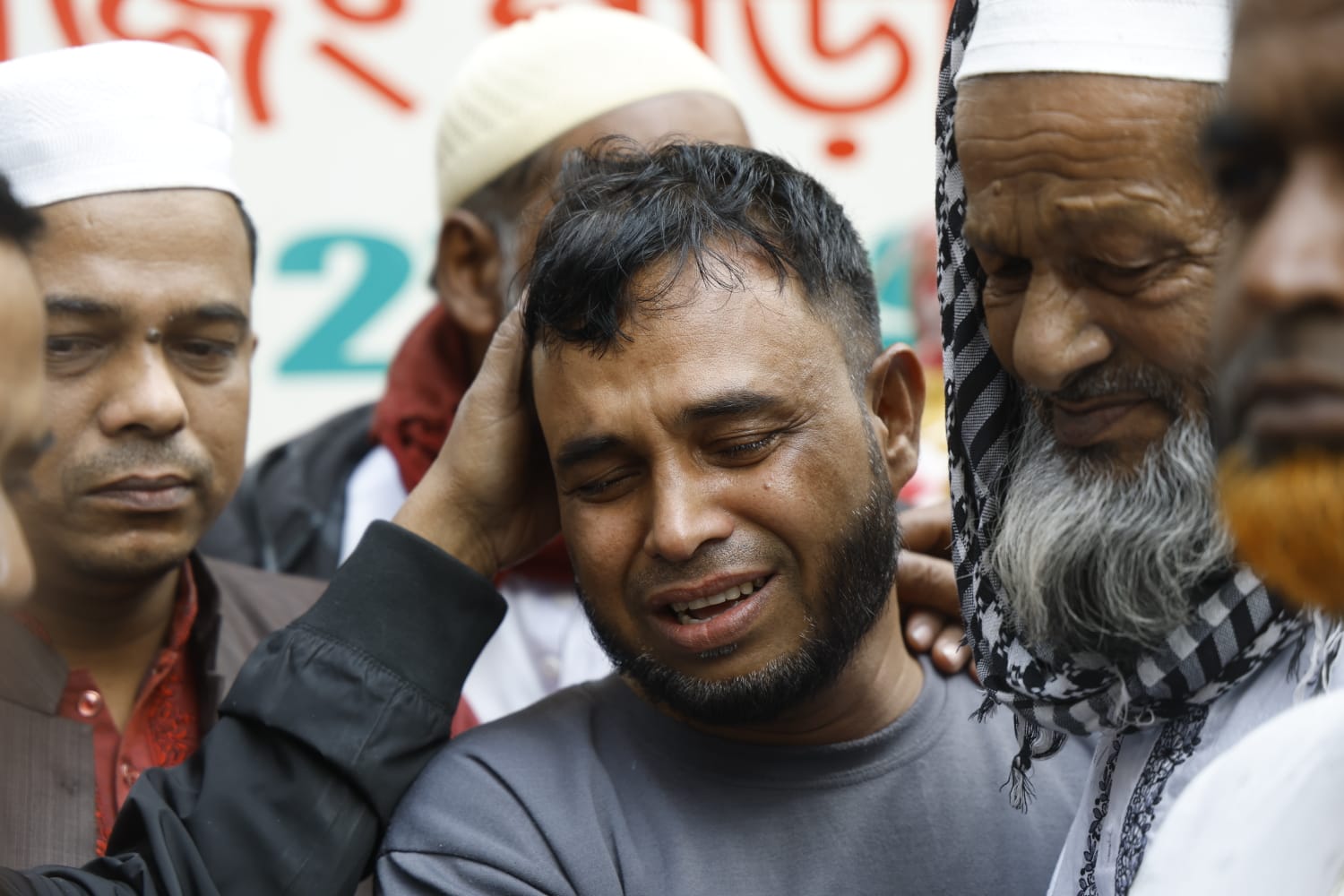 নিহতের স্বজনদের আহাজারি।