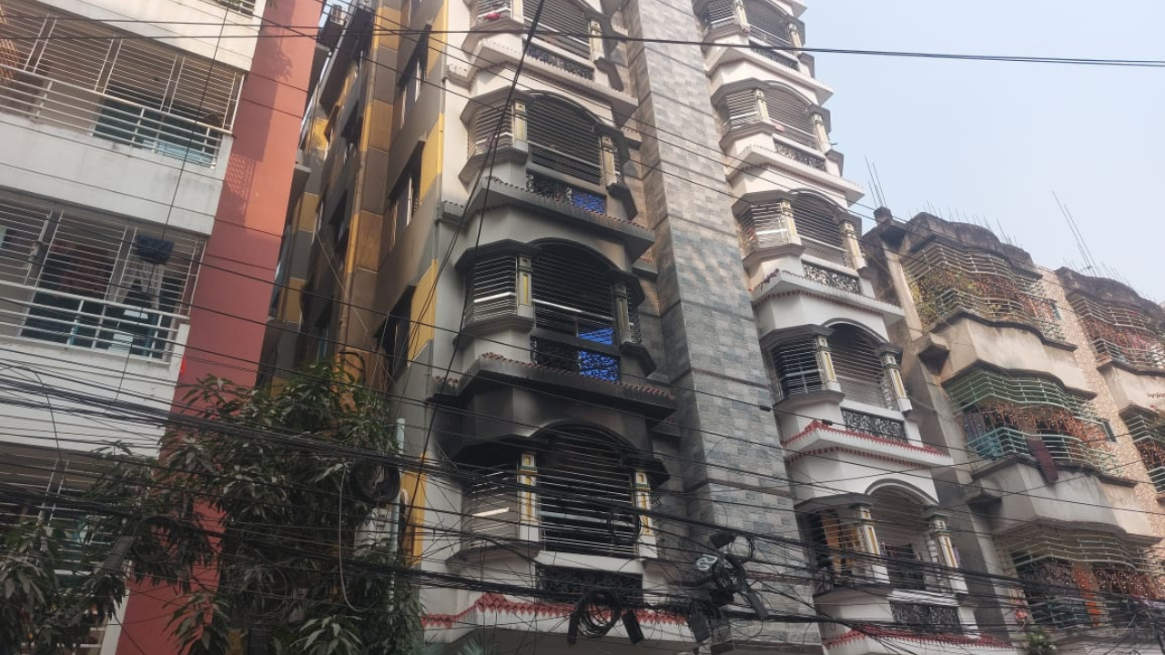 উত্তরায় আবাসিক ভবনে আগুনে নিহত ৬