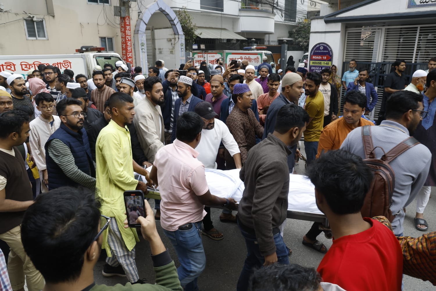 আগুনে দুই পরিবারের ৬ জন নিহত হয়েছেন। এছাড়া ১৬ জনকে উদ্ধার করে হাসপাতালে পাঠানো হয়েছে।