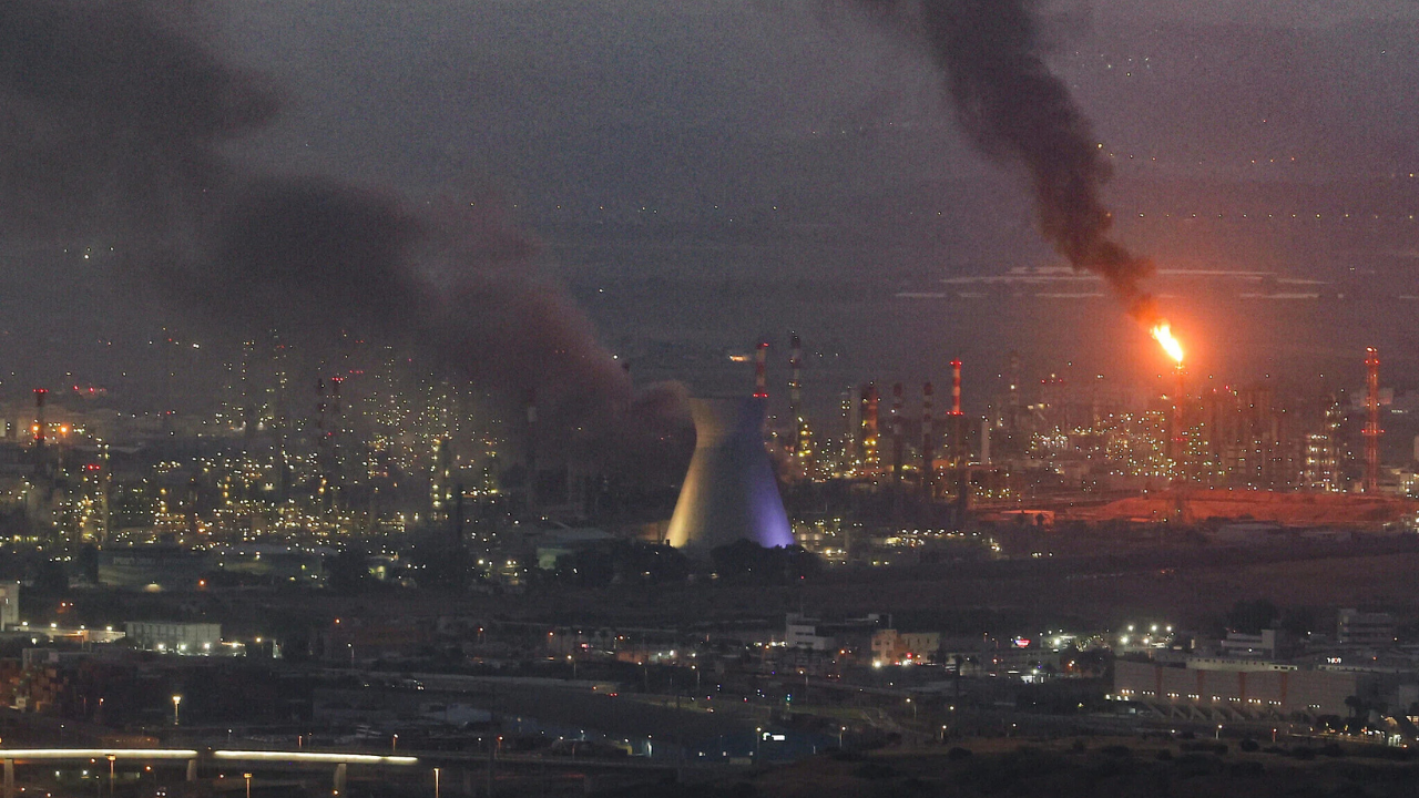 ইরানের হামলার পর ইসরায়েলে তেল শোধনাগারে আগুন