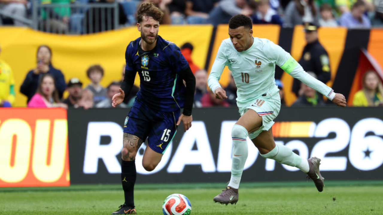 ১০ জনের ফ্রান্সের কাছে ব্রাজিলের হার