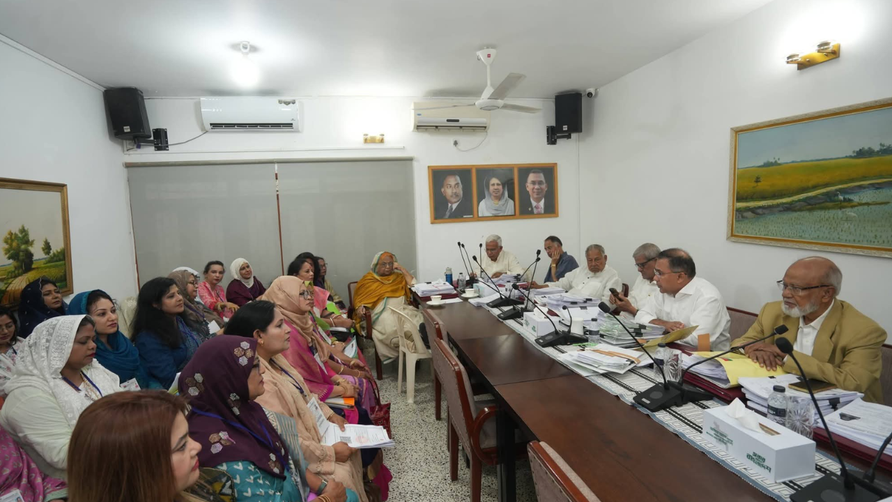 গভীর রাতে গুলশানের দলীয় কার্যালয়ে প্রধানমন্ত্রী