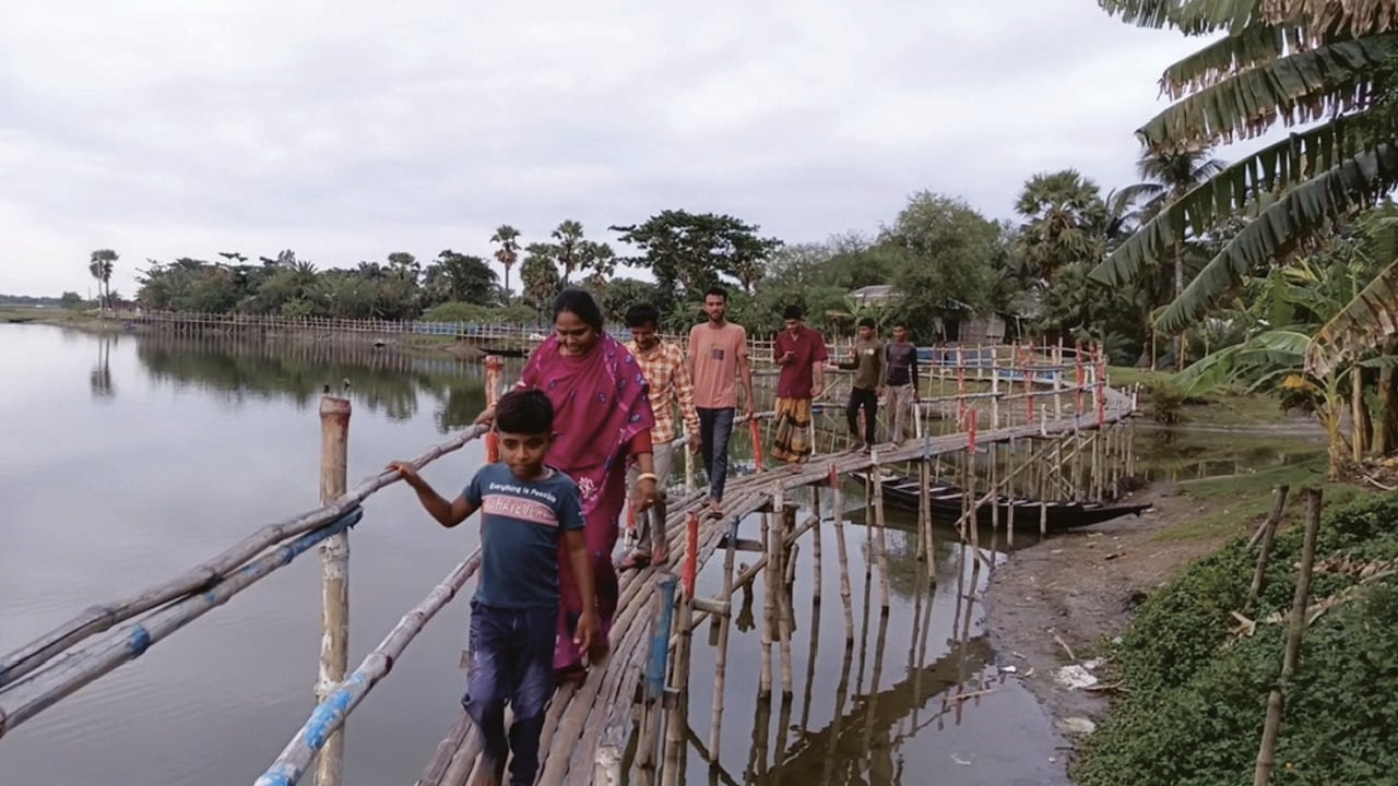 ঘূর্ণিঝড়ে ৭০০ ফুট রাস্তা বিলীন, এখন সাঁকো দিয়ে পারাপার