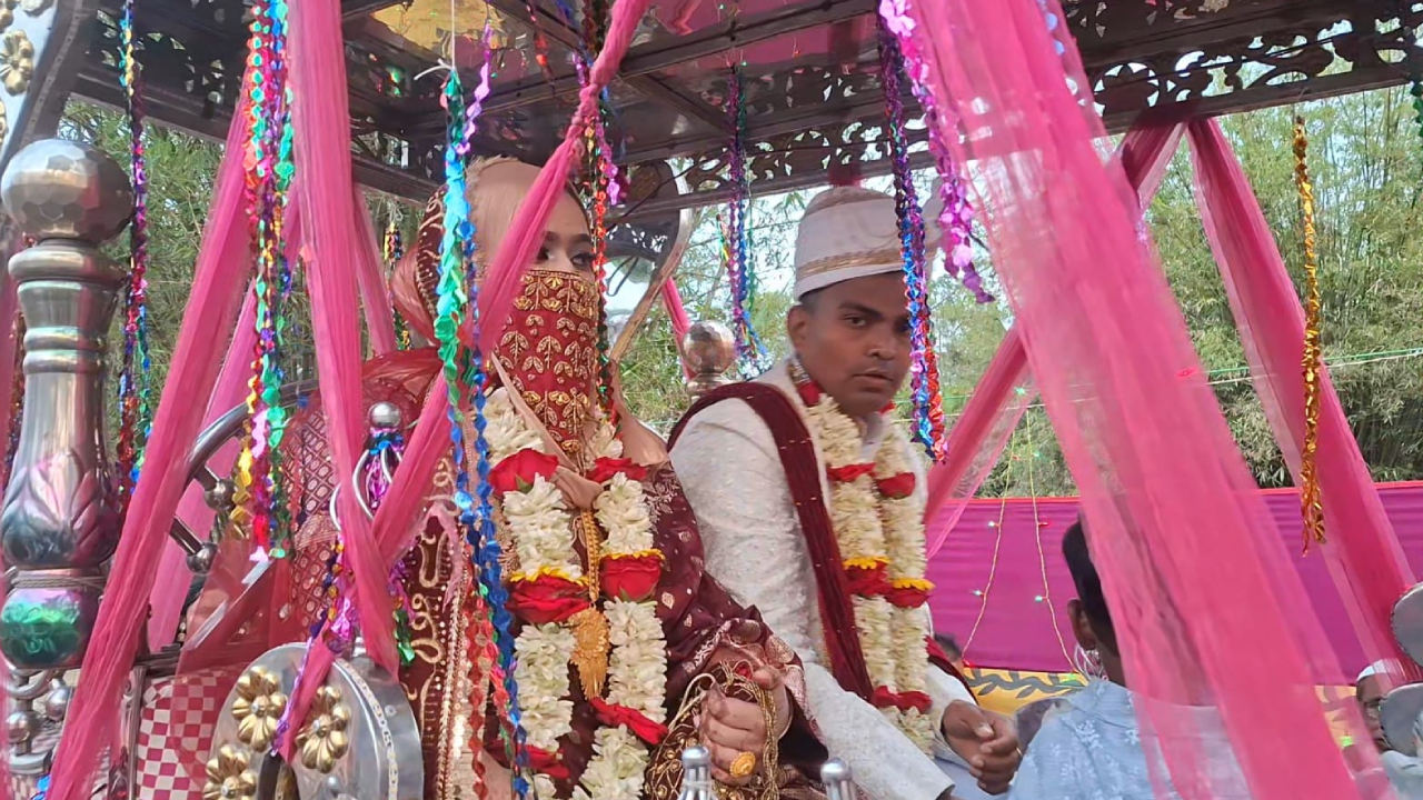 ঘোড়ার গাড়িতে নবদম্পতি