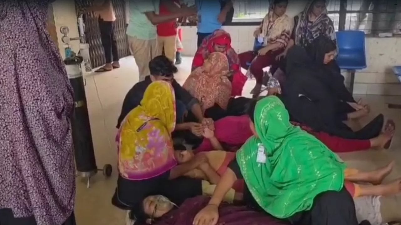 গাজীপুরে পোশাক কারখানায় ‘হঠাৎ’ অসুস্থ অর্ধশত শ্রমিক
