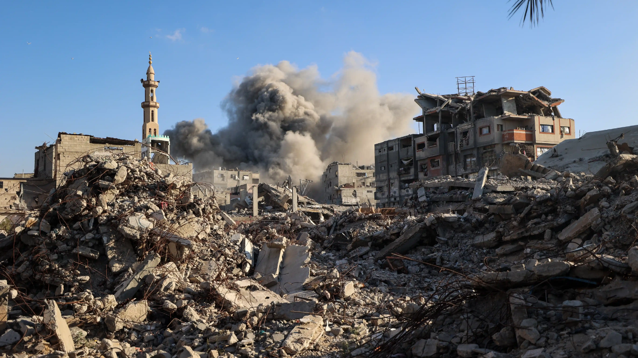 গাজায় ইসরায়েলি হামলায় পুলিশসহ নিহত ১২