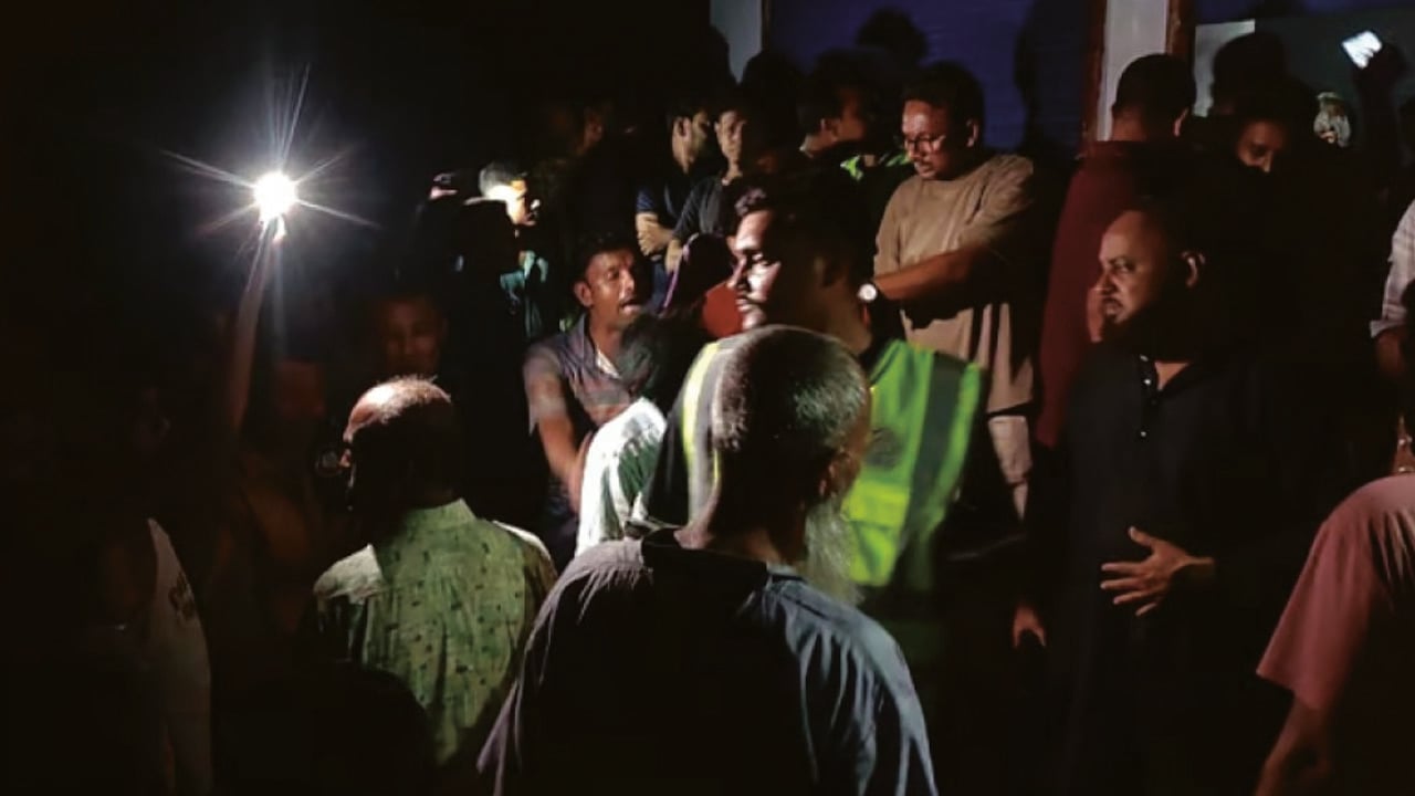 গালাগালাজ করায় পুলিশ সদস্যদের অবরুদ্ধ করলেন গ্রামবাসী