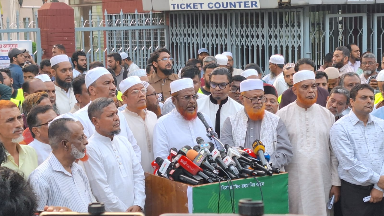 গণভোটের রায় বাস্তবায়নে ১১ দলের লিফলেট বিতরণ