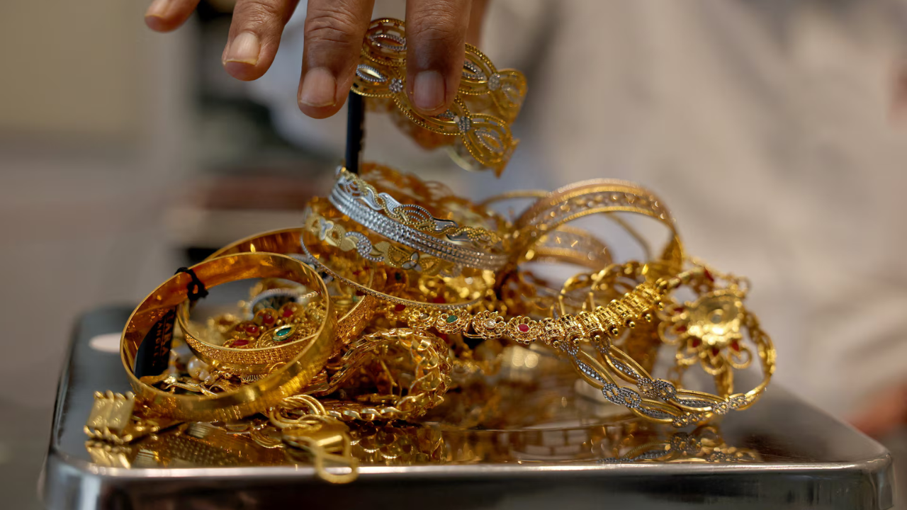 ৬ ঘণ্টার ব্যবধানে স্বর্ণের দাম ভরিতে কমলো ৭৬৯৮ টাকা