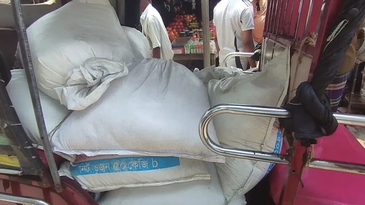 গোপনে টিসিবির চাল বিক্রি