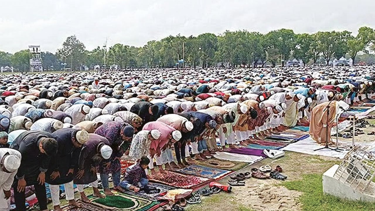 গৌর-এ-শহীদ ময়দানে ঈদের নামাজ পড়লেন লাখো মুসল্লি