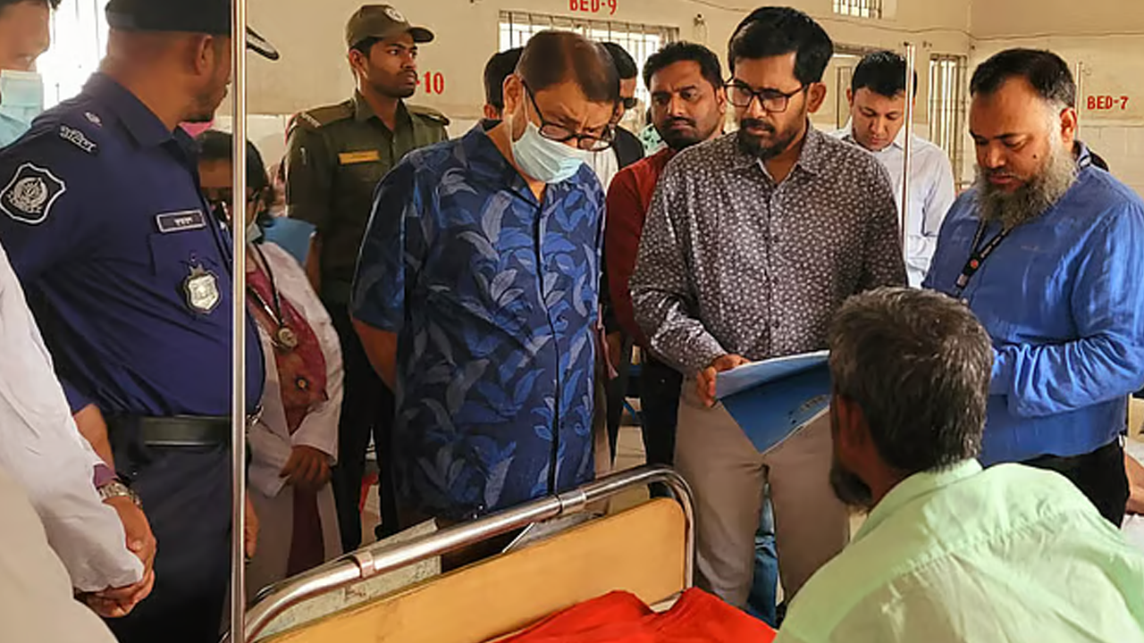 হঠাৎ স্বাস্থ্য কমপ্লেক্সে মন্ত্রী, সব চিকিৎসককে না পেয়ে ক্ষোভ