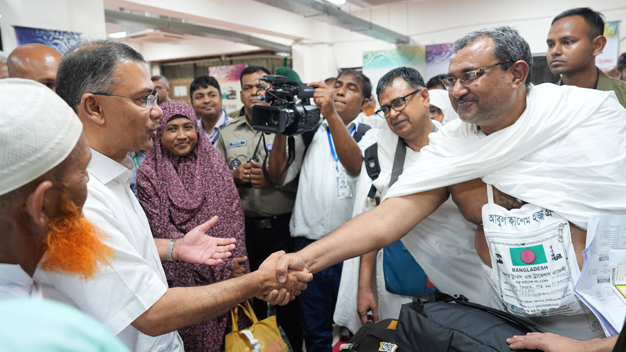 প্রধানমন্ত্রী তারেক রহমান হযরত শাহজালাল আন্তর্জাতিক বিমানবন্দরে হজযাত্রীদের সঙ্গে কুশল বিনিময় করেন
