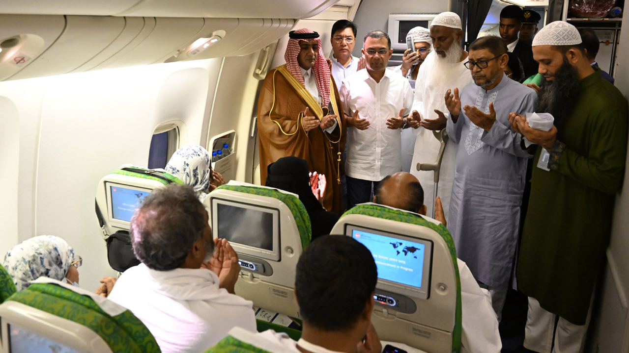 প্রধানমন্ত্রী তারেক রহমান প্রথম হজ ফ্লাইট উদ্বোধন শেষে মোনাজাতে অংশ নেন