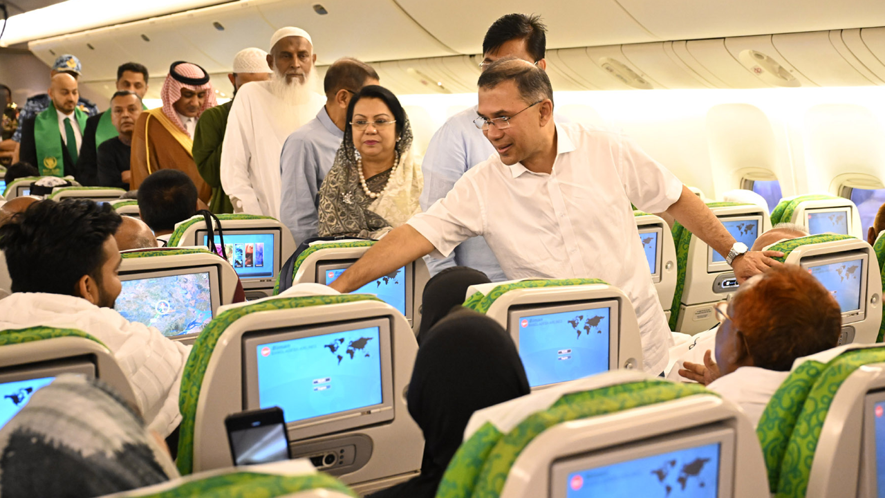 প্রধানমন্ত্রী তারেক রহমান প্রথম হজ ফ্লাইটের যাত্রীদের সঙ্গে হাত মেলান