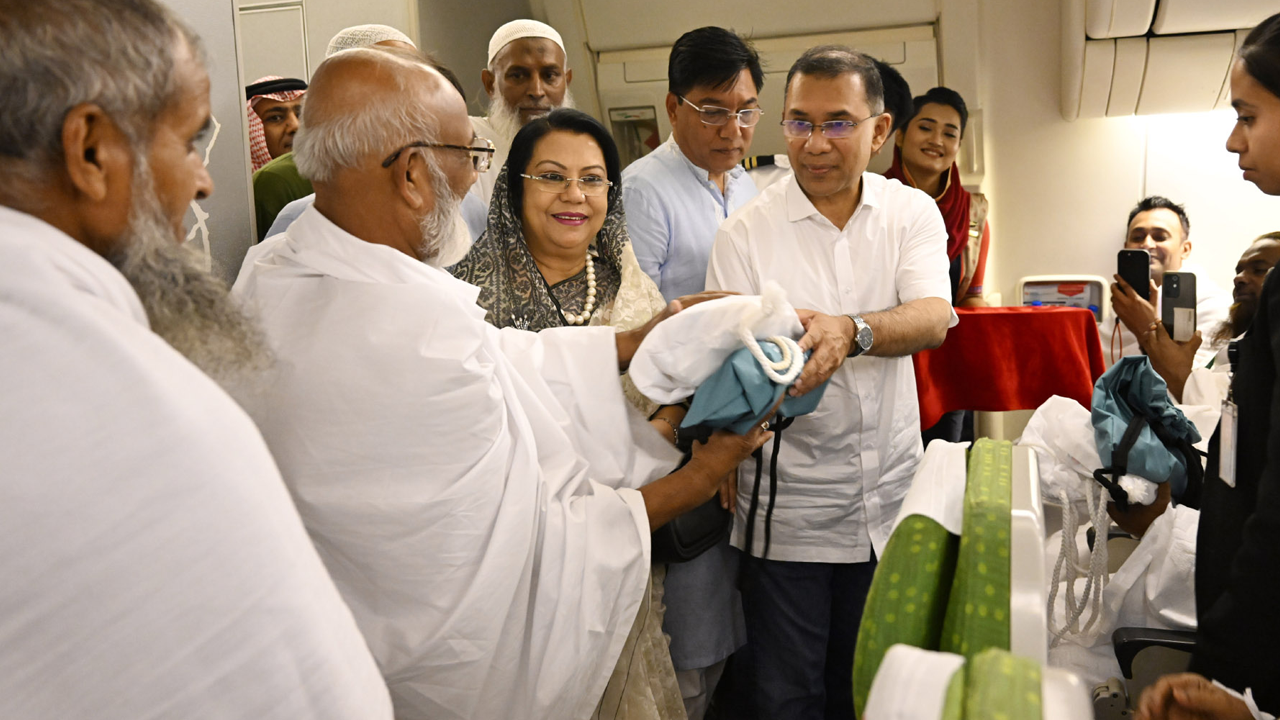 হজযাত্রীদের হাতে শুভেচ্ছা উপহার তুলে দেন প্রধানমন্ত্রী তারেক রহমান