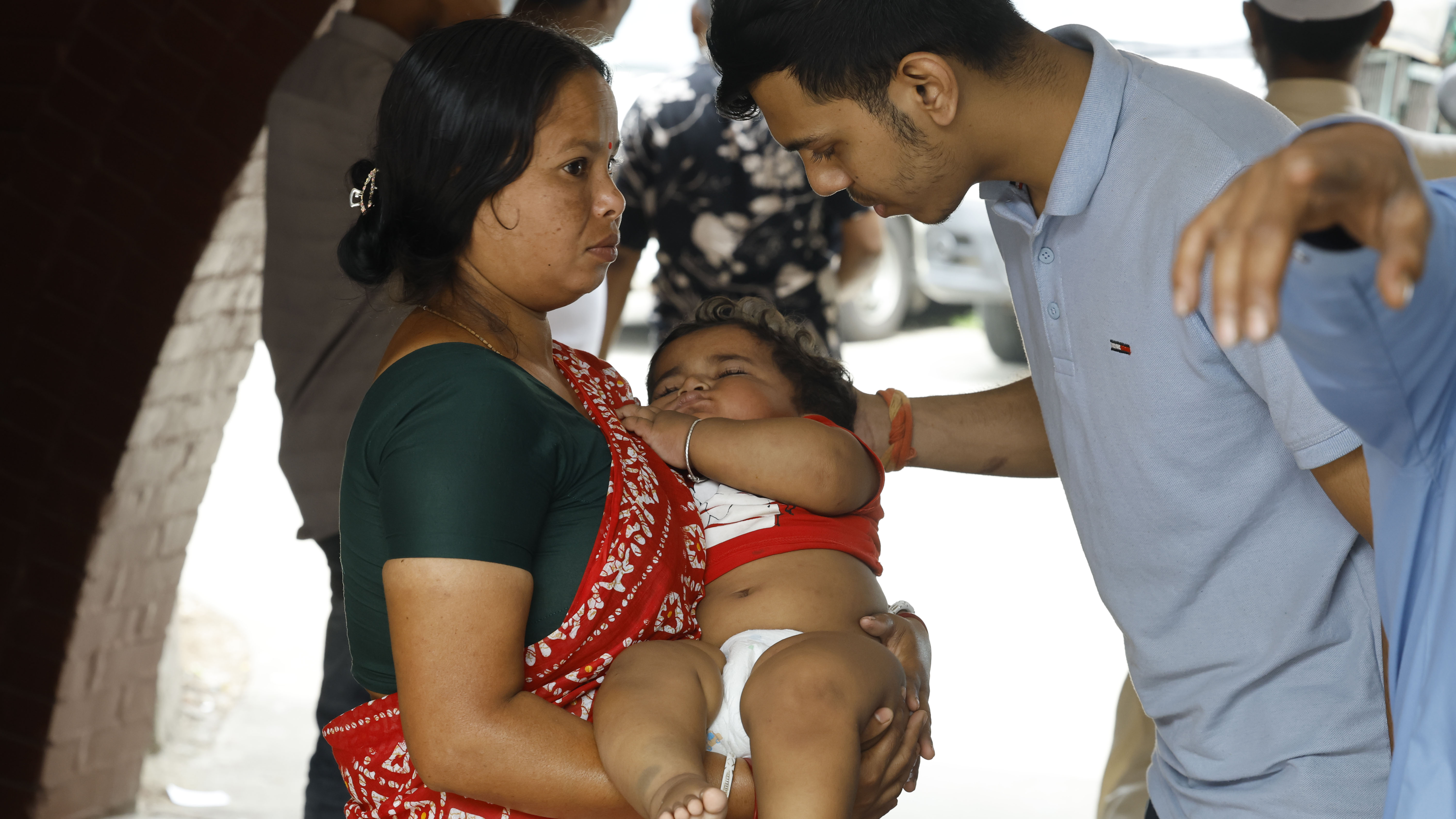 সিরাজগঞ্জ থেকে হাম-এর উপসর্গ নিয়ে শিশু হাসপাতালে নিয়ে আসা হয় আকাশ সরকার নামের এক শিশুকে