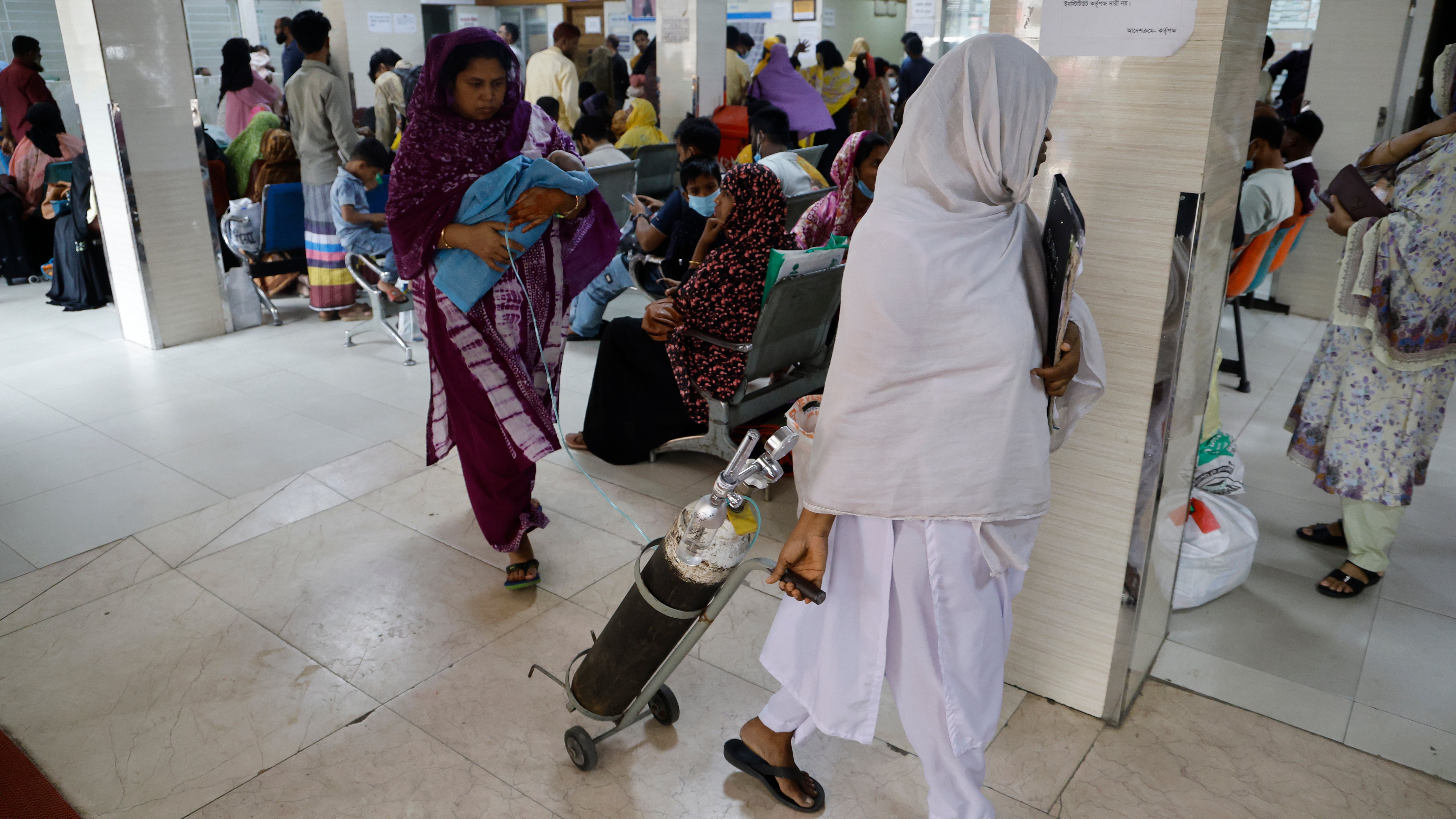 সন্তান কোলে অক্সিজেন সিলিন্ডার নিয়ে ঘুরছেন স্বজনরা