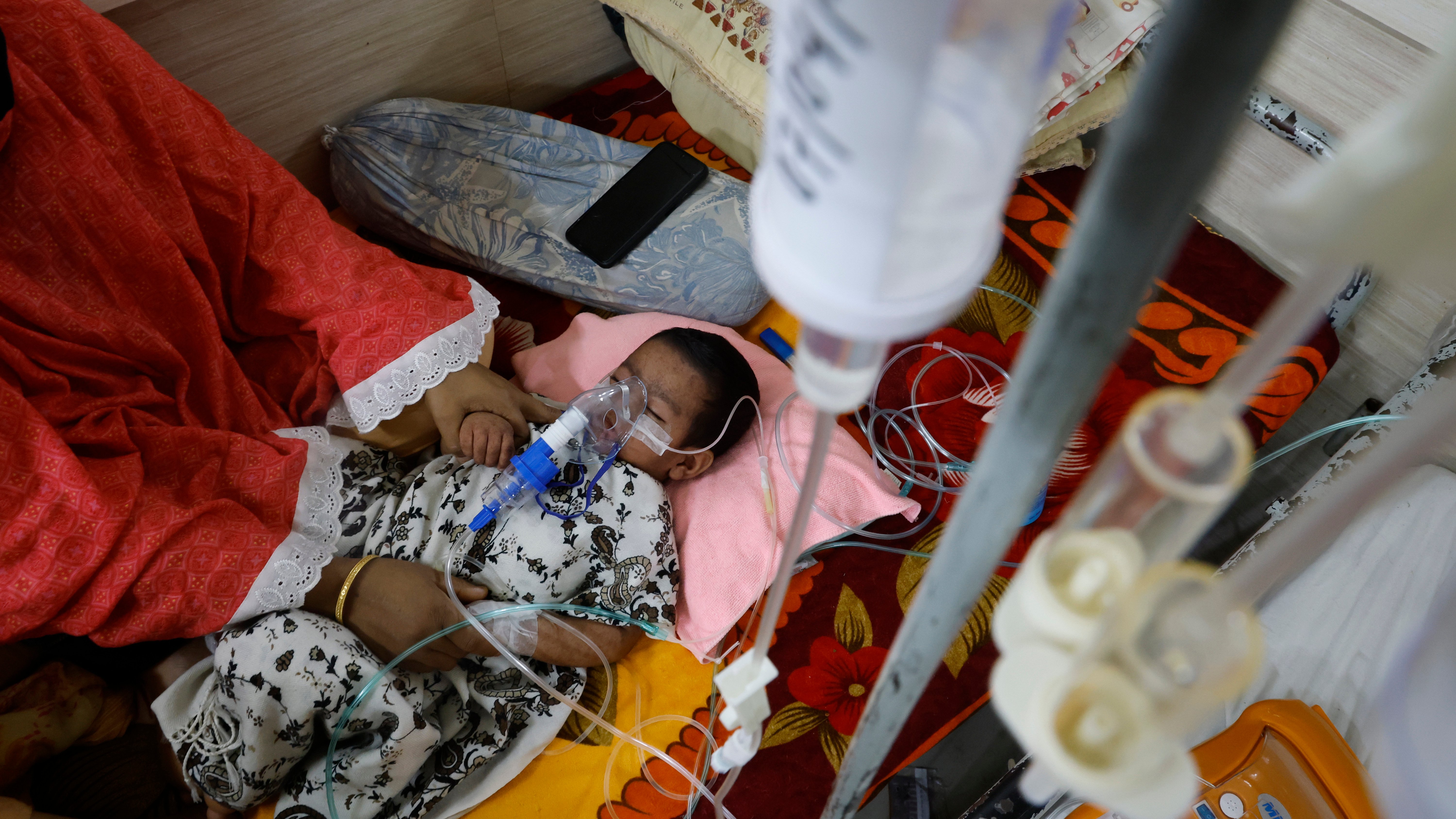স্যালাইন দিয়ে রাখা হয়েছে এক শিশুকে