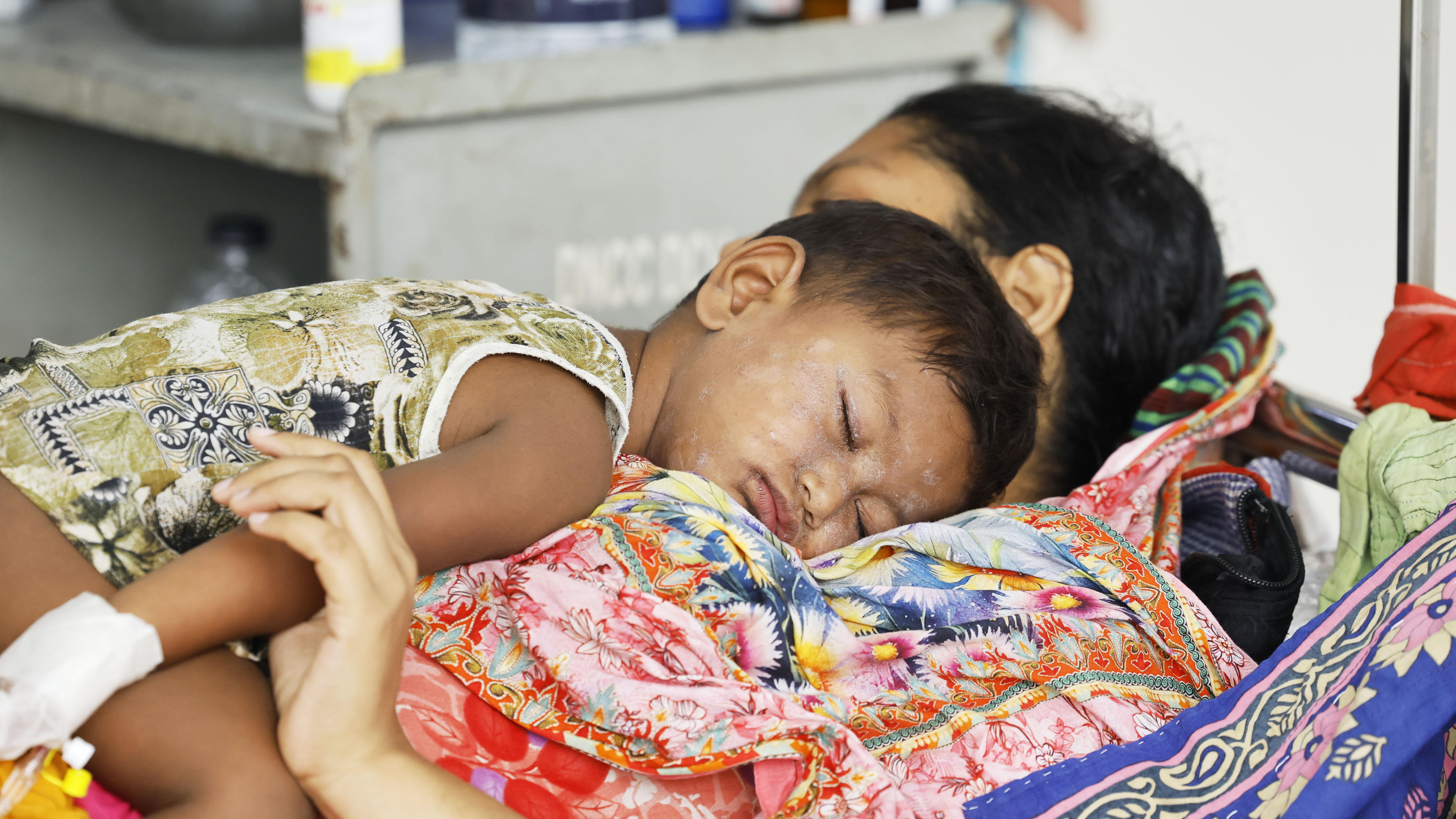 মায়ের কোলে ঘুমিয়ে শান্তির খোজে শিশু