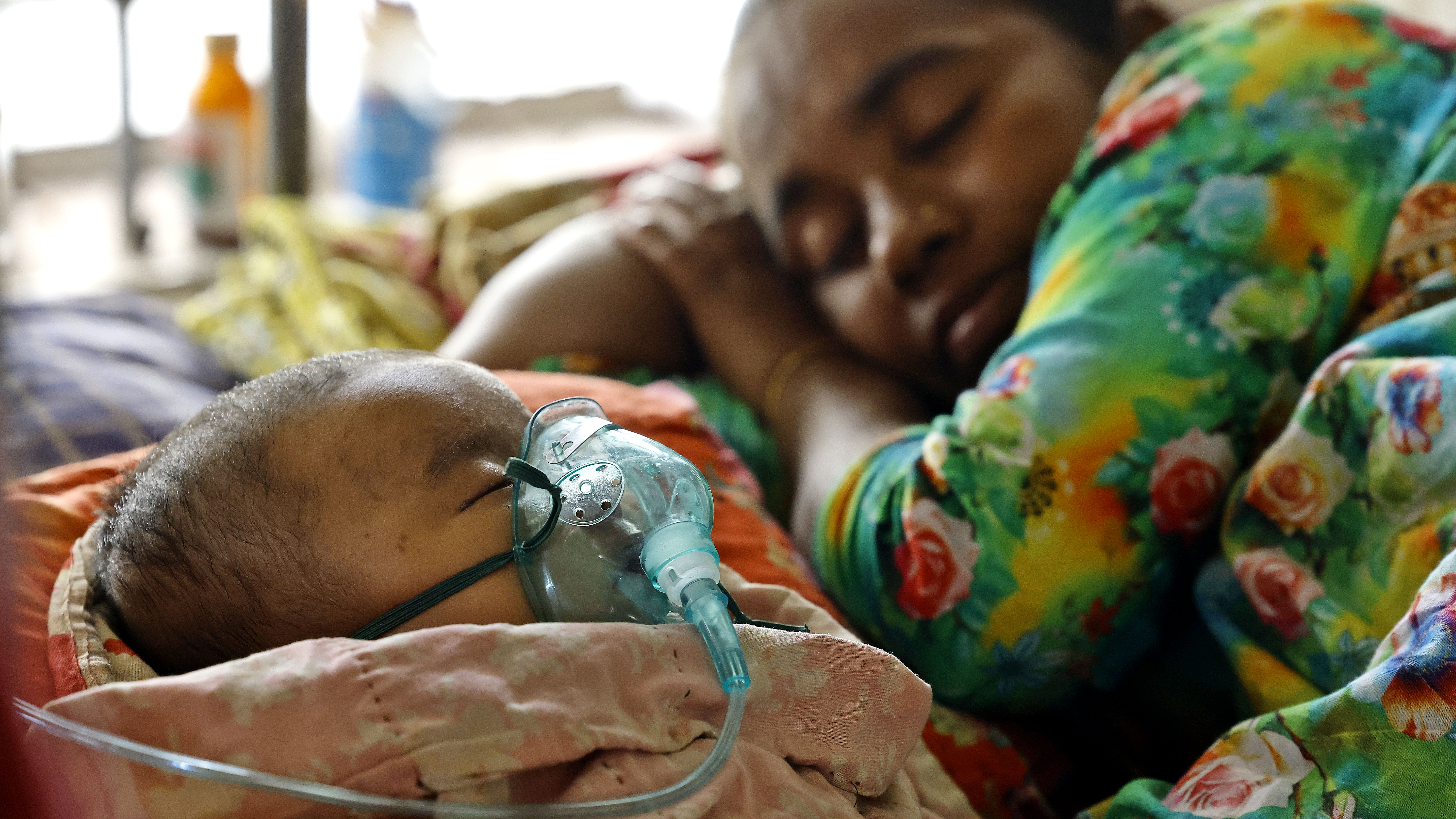 শ্বাসকষ্টের কারণে অনেক শিশুকে দিতে হচ্ছে অক্সিজেন